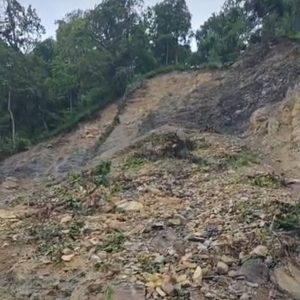 Stones fell on NH 10 again on Saturday

