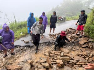 The main road of Mundakothi has been temporarily repaired
