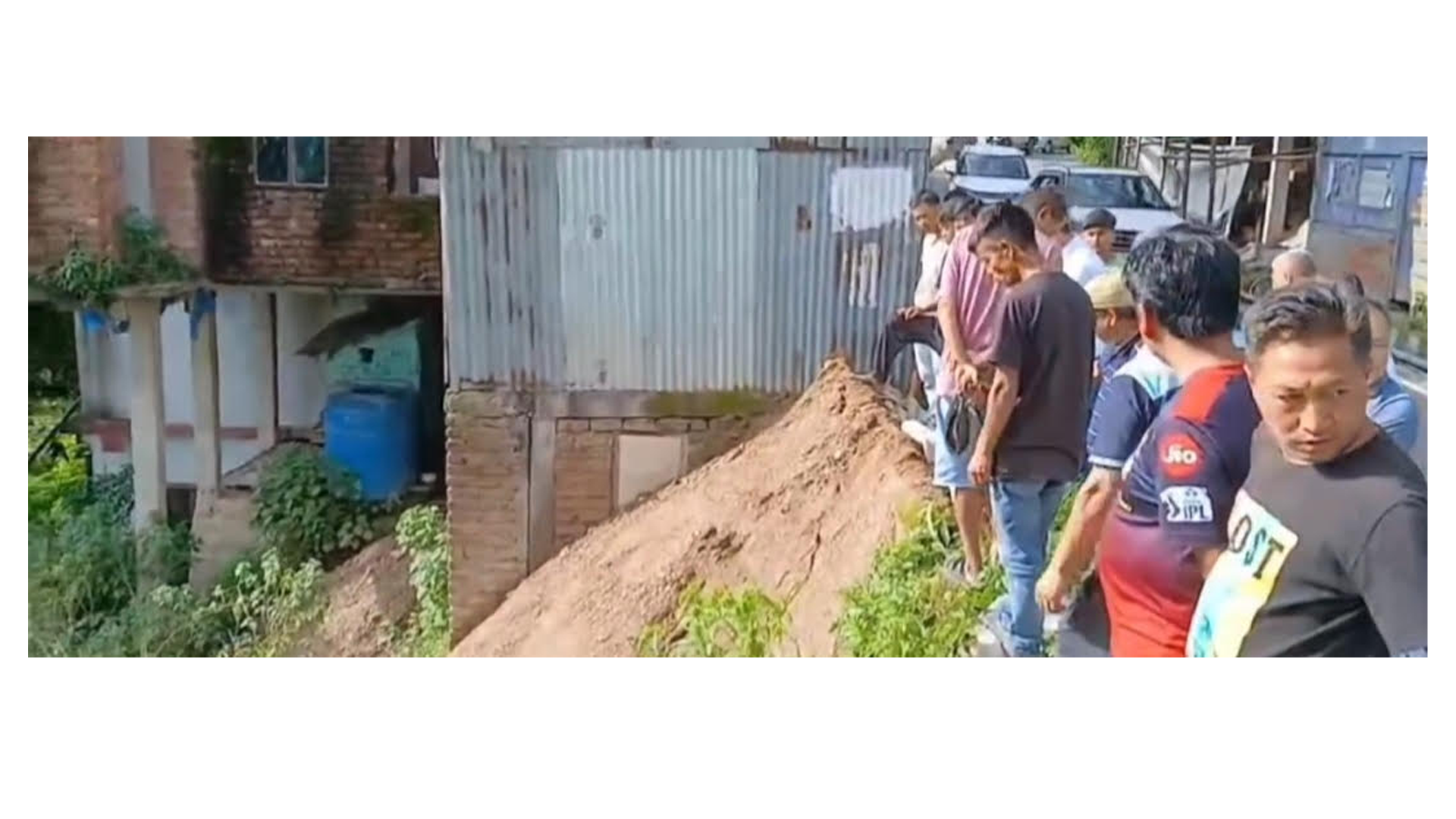 टिङलिङ  लिम्बूधुरा पैह्रो ग्रस्त क्षेत्रमा  माटो फ्याकिएकोमा आपत्ति ।