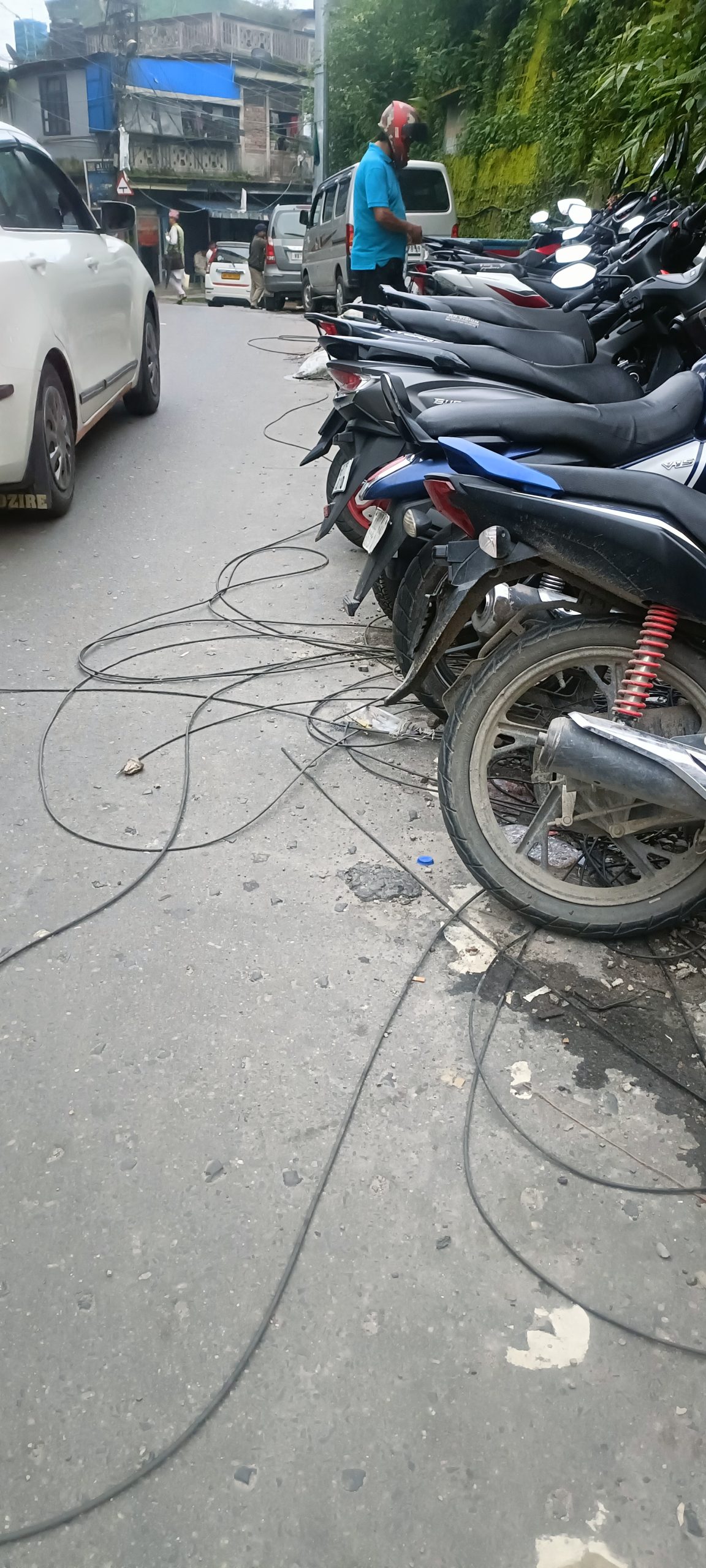 शहरको कतिपय स्थानमा काटिएका केबलहरू उठाउन पर्ने