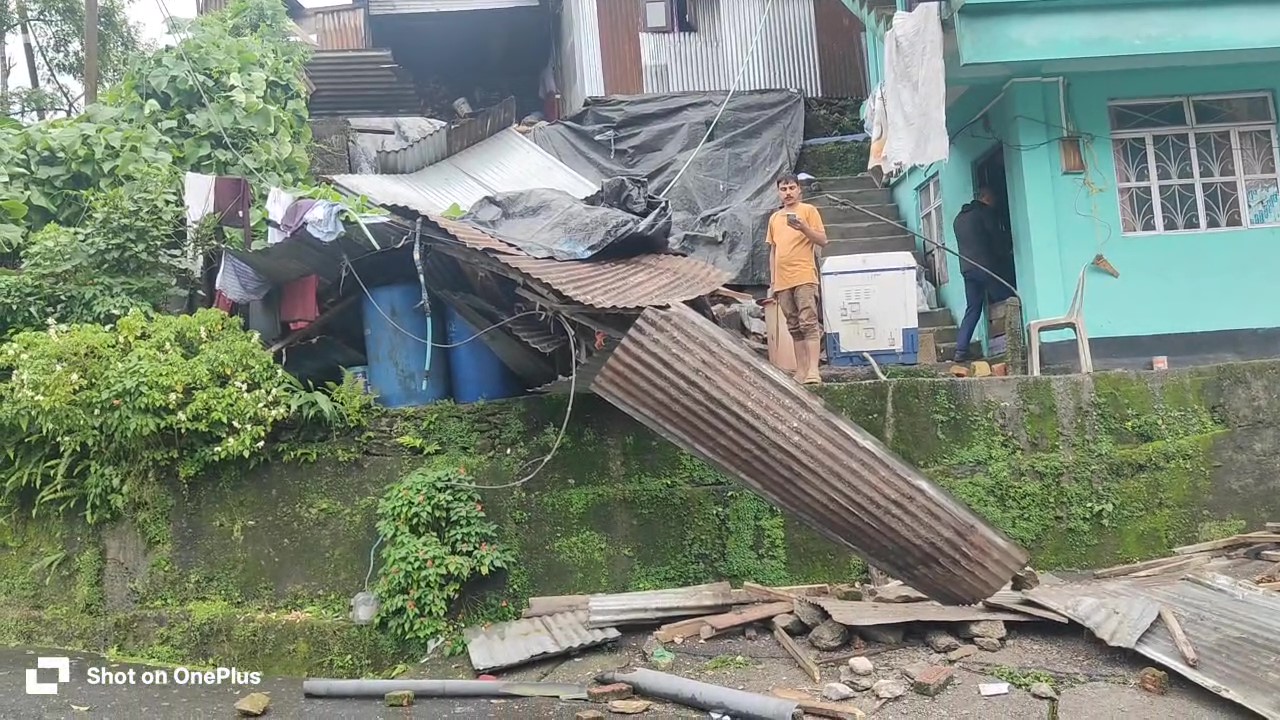 वार्ड 17 मा पैह्रोले दुइवटा घर क्षतिग्रस्त