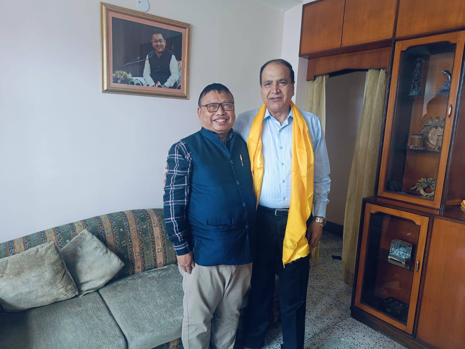 एस.डी. ढकाललाई डा. एम.के. राईद्वारा वधाइ
