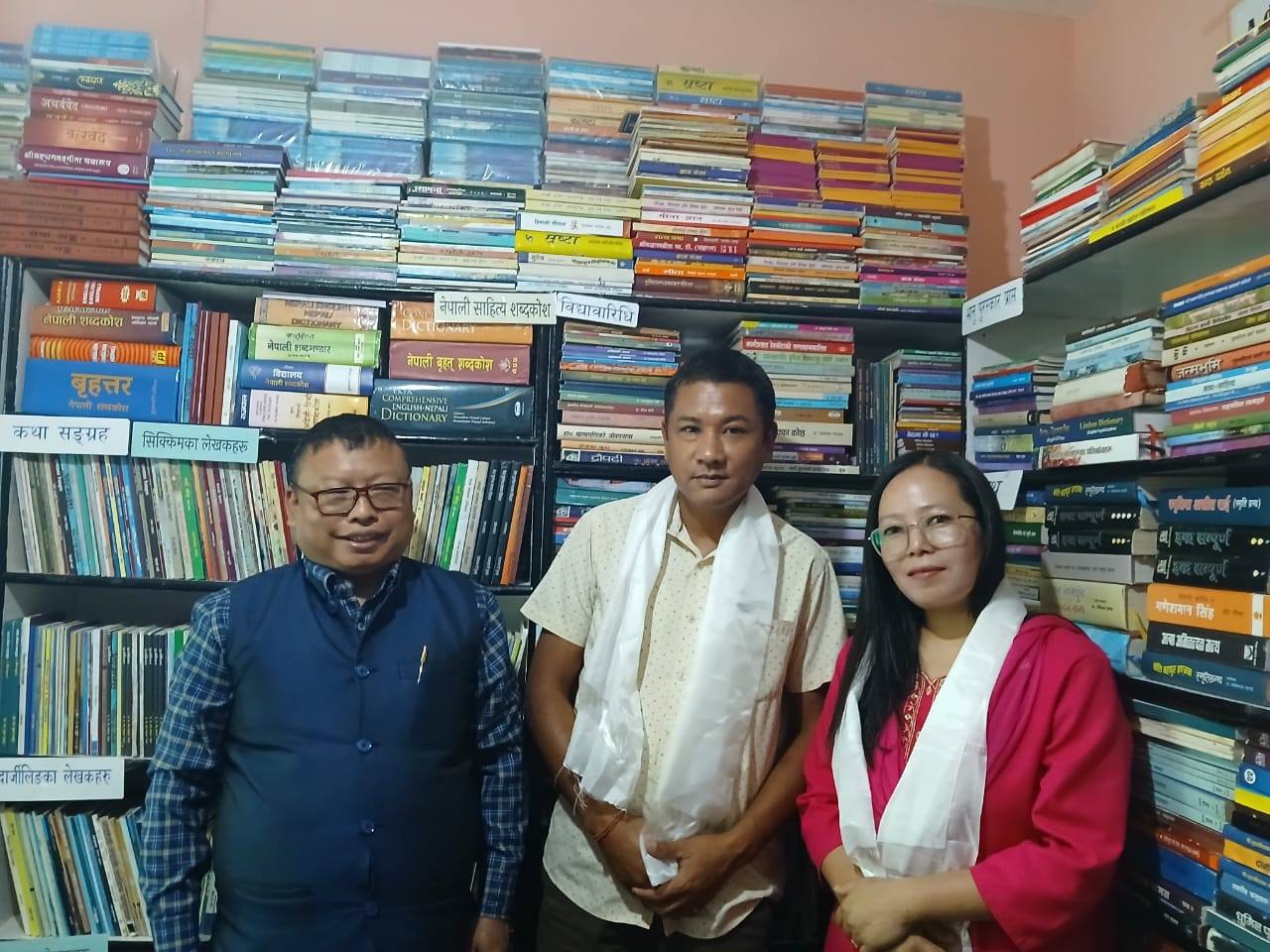 लेखिका मञ्जु तामाङ दम्पतिप्रति कृतज्ञता ज्ञापन