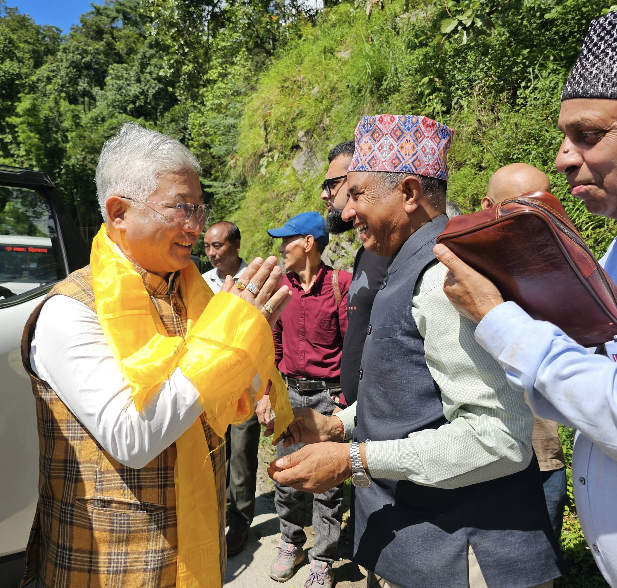सांसद लेप्चाले गरे विकास परियोजनाहरूको समीक्षा