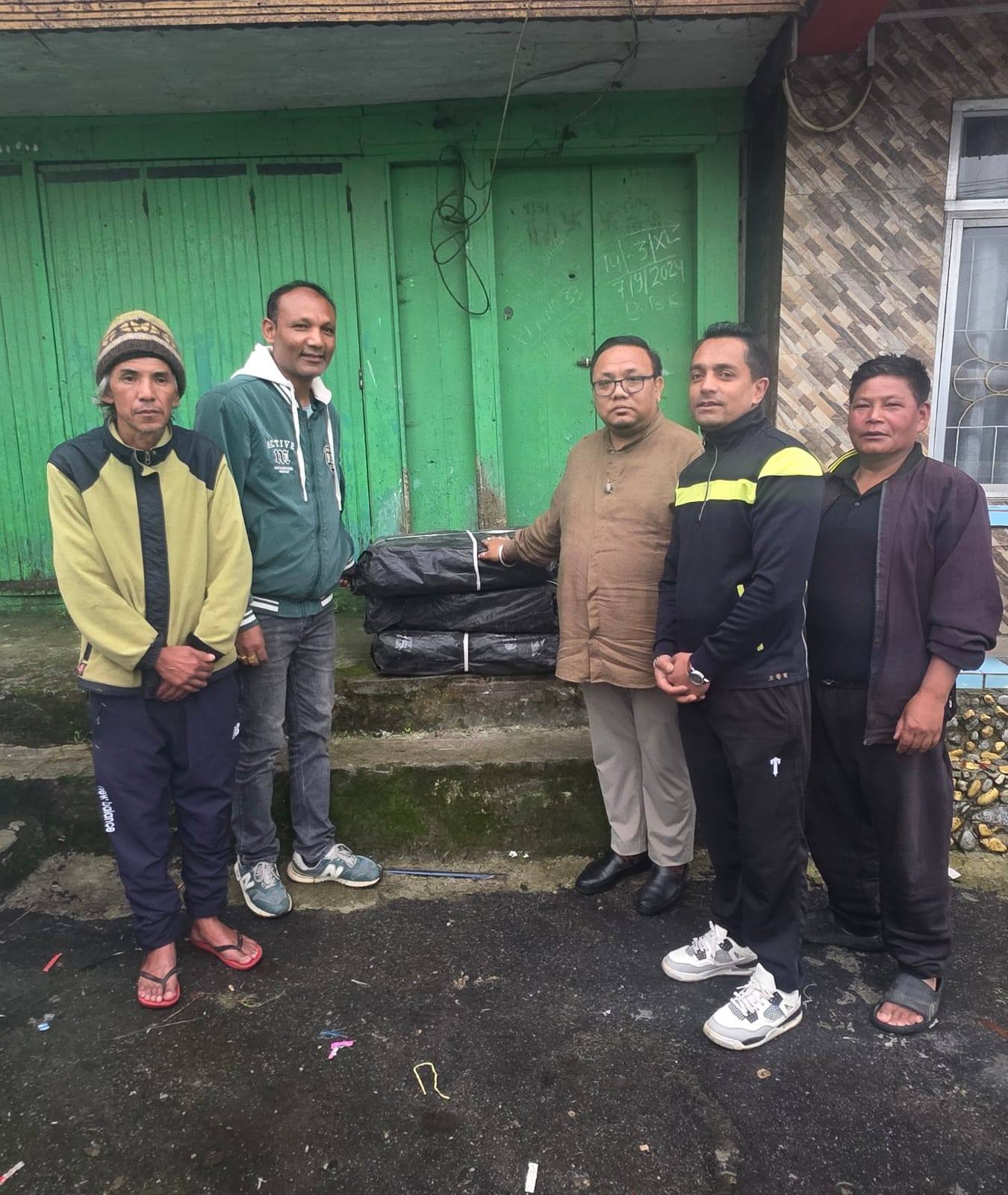विधायक निरज जिम्बाद्वारा राहत विभिन्न ठाउँमा