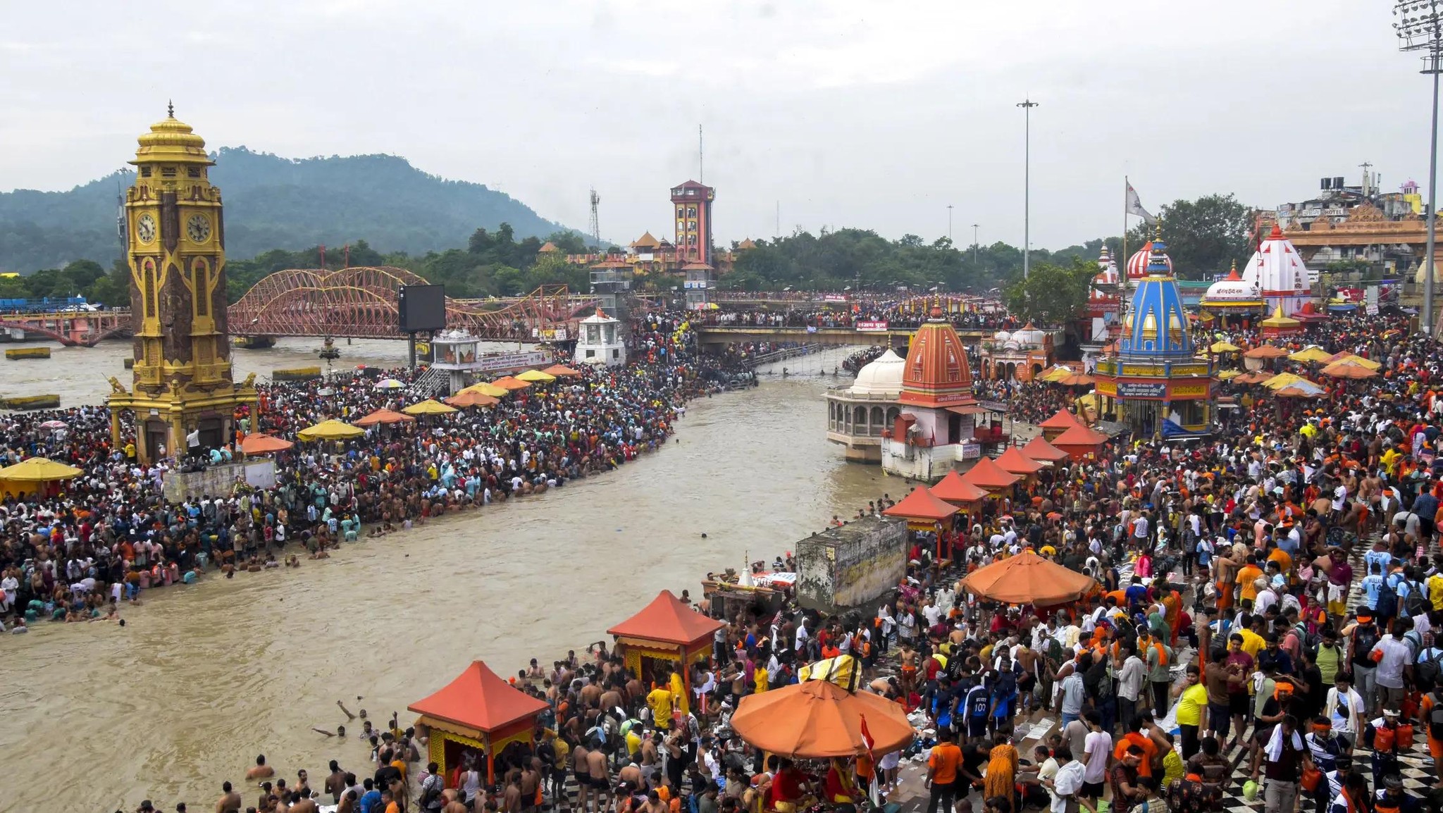 Read more about the article धार्मिक आस्थाः गंगाको पानी सङ्कलन गर्दै ‘कंवरियाहरू’
