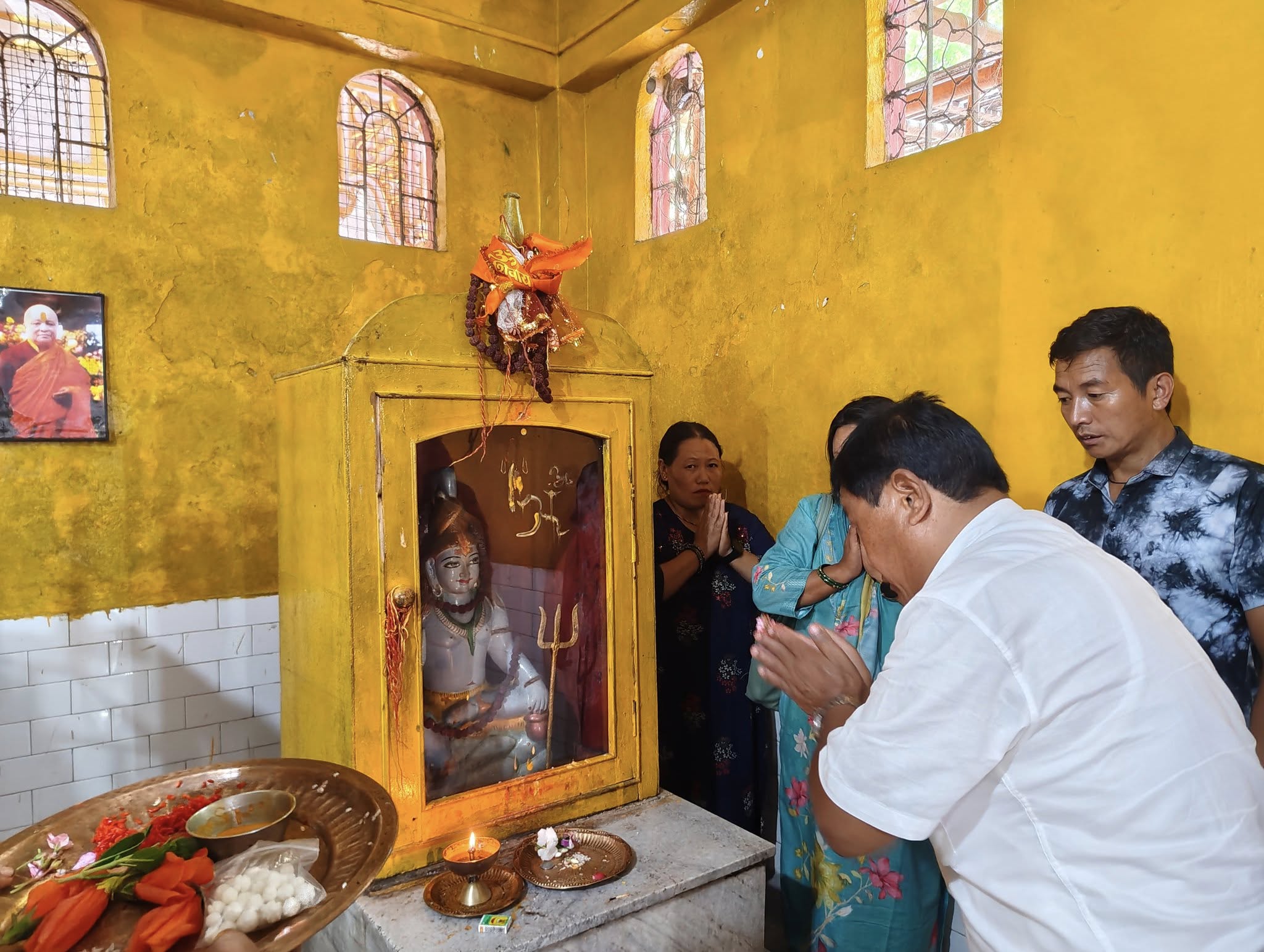जी.एम. लेप्चाद्वारा रोलु मन्दिरको दर्शन र पूजा अर्चना