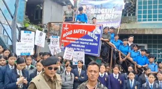 तकदाह बजारमा पुलिसद्वारा सडक सुरक्षा जागरुक कार्यक्रम