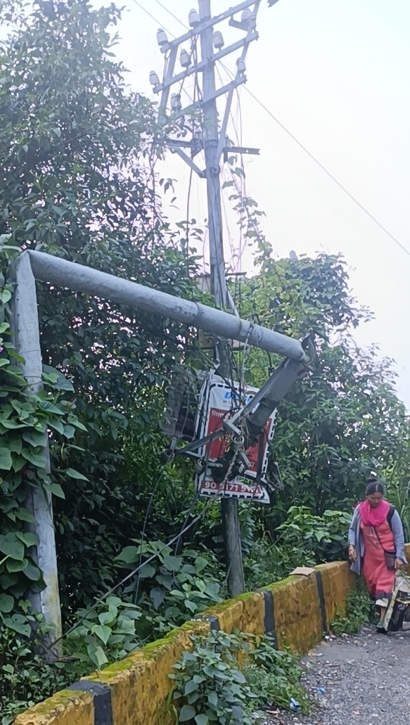 टेलिफोनको पुराना खाँबो र तारहरू बेवास्ता गरिएको गुनासो