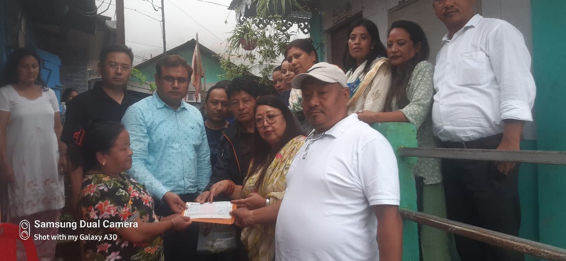 गोकमा भएको दुर्घटनामा मृत्यु भएका सिंगेल चियाबारी निवासी  मृतकको परिवारलाई विभागबाट 2 लाख रुपियाँको आर्थिक सहयोग प्रदान