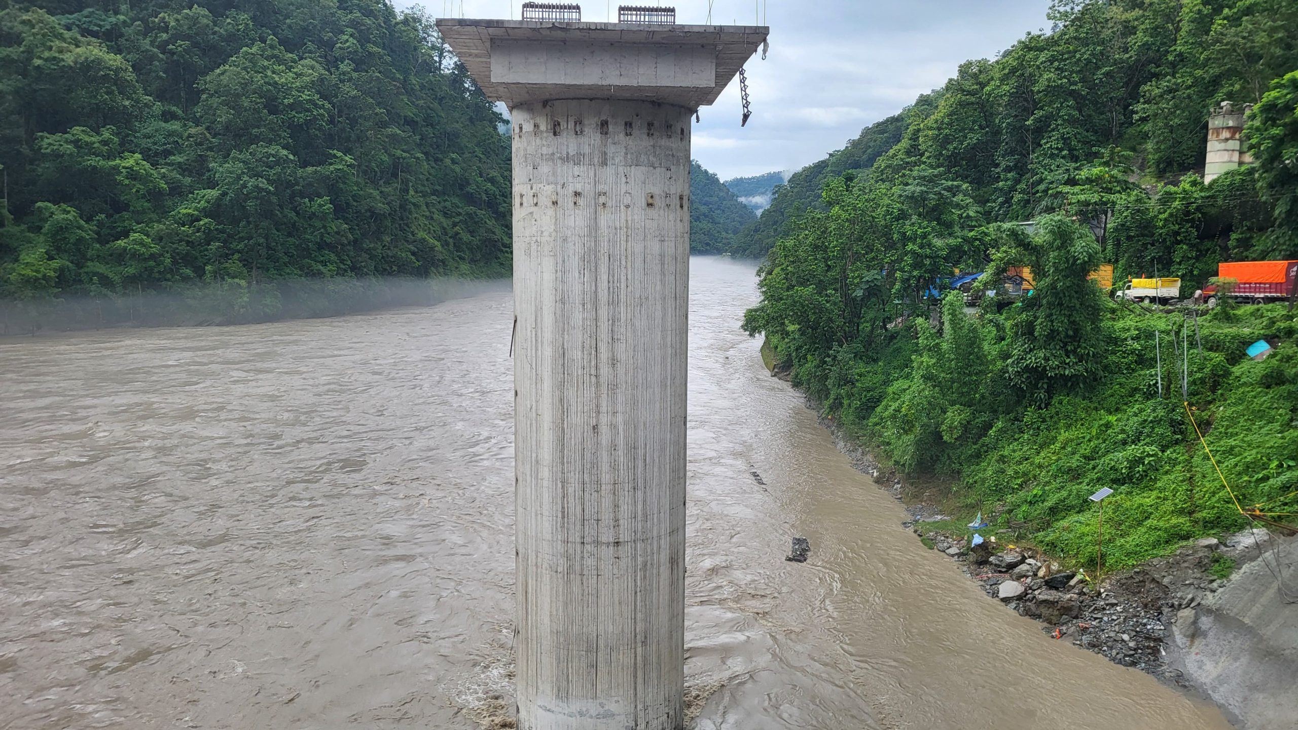 टिस्टामा जलस्तर बढ्दा एनएच-10 मा आवागमन ठप्प