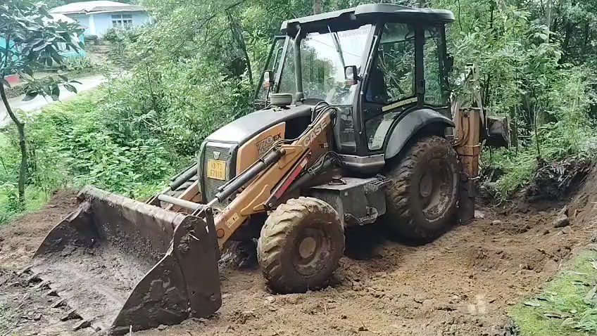 मुस्कान तामाङ र सुमन तामाङद्वारा सडक निर्माण