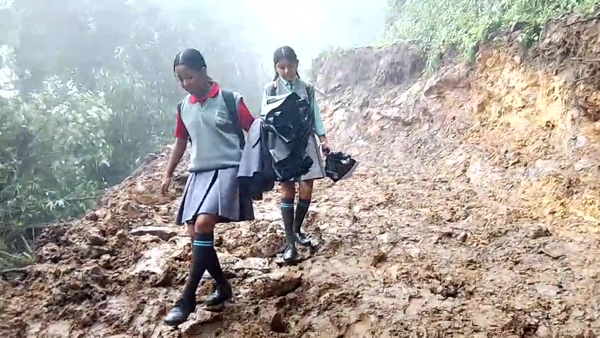 सिस्ने गाउँलाई जोड्न खनिएको सडक हिलोमा परिणत