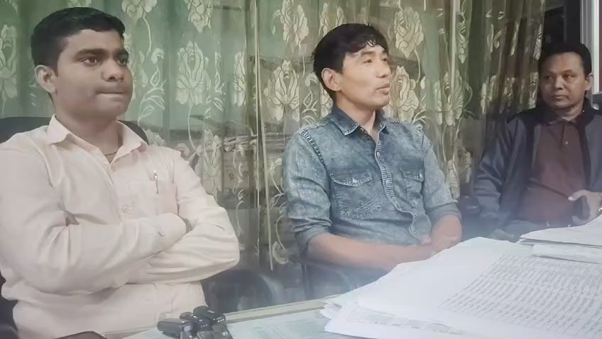 विद्युत समस्याबारे स्पष्टीकरण दिंदै विभागीय प्रबन्धक