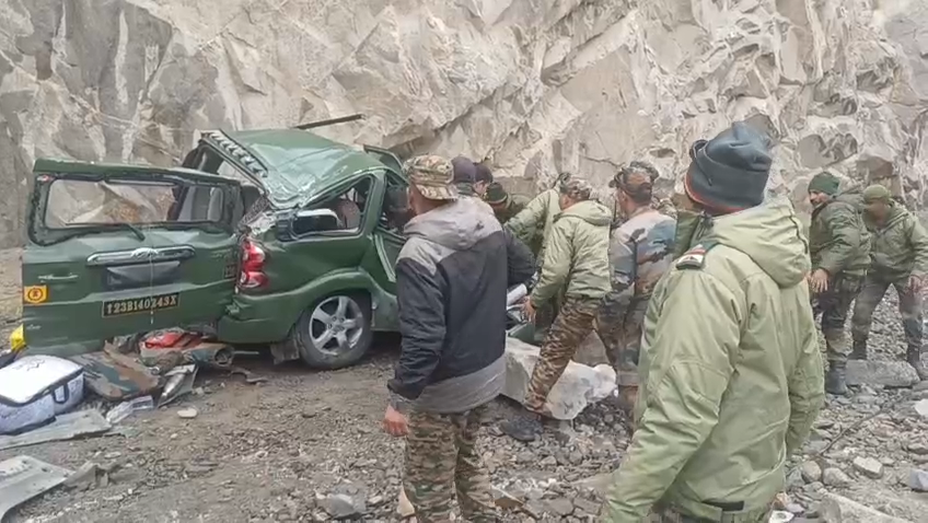 सेनाको गाडीमा ढुङ्गा खस्दा ले. कर्नल र सिपाही शहीद