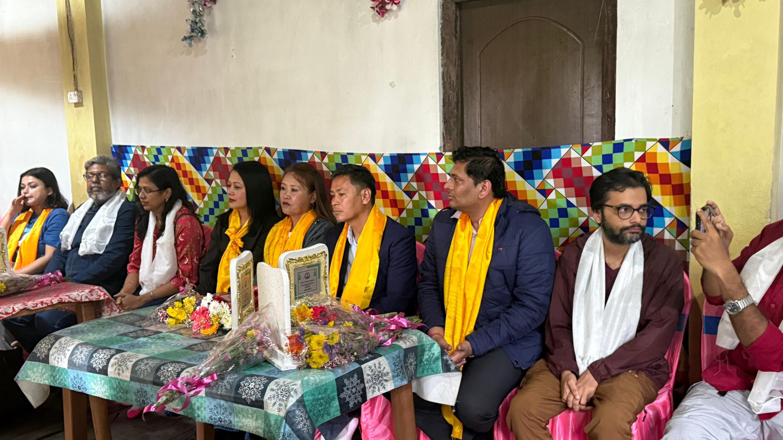 चिम्नी देवराली क्षेत्रका 1 सय 50 परिवारलाई तारपोलिन, कम्बर, साड़ी वितरण