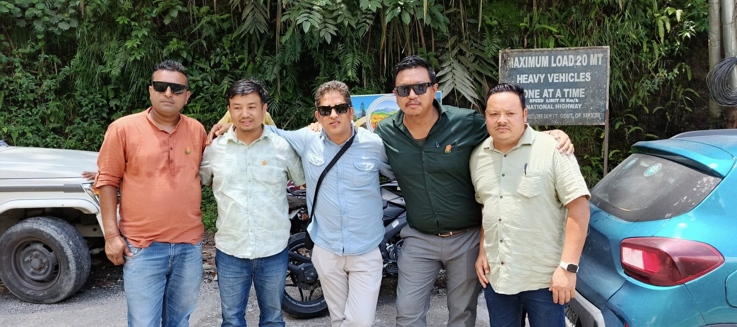 लाक्पा जोजो र उनको टोलीलाई स्वागत गर्दै युवाहरू