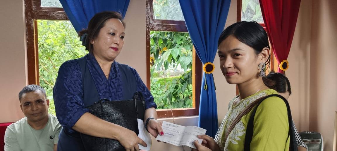 Read more about the article पहिरो र मनसुनी वर्षाबाट प्रभावितहरूलाई राहत चेक हस्तान्तरण