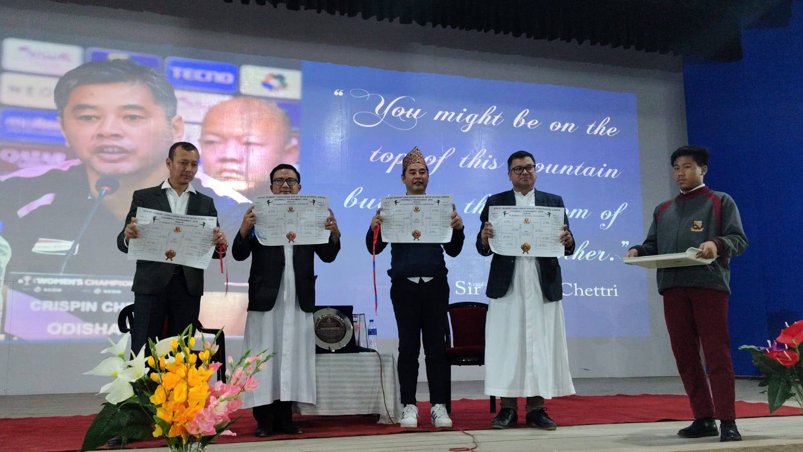 Read more about the article महिला फुटबलका प्रशिक्षक कृष्पीन छेत्रीलाई सन्त रोबर्टसमा सम्मान