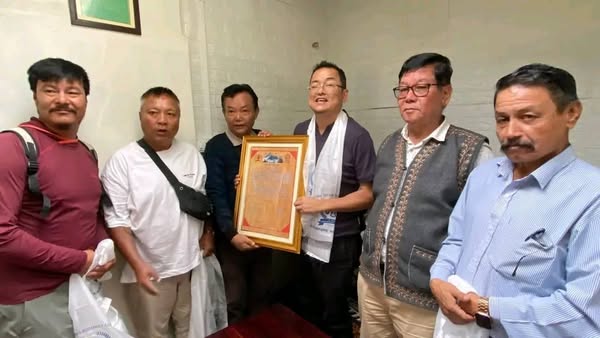 Read more about the article अजय एडवर्डसलाई शेर्पा बौद्ध संघद्वारा संयुक्तरुपमा अभिनन्दन