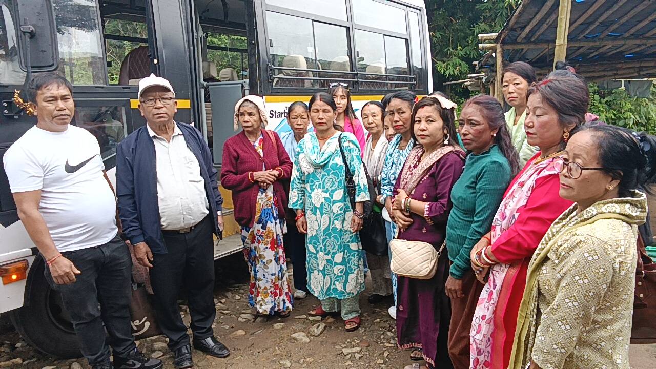 Read more about the article एडवर्डस फाउन्डेसनद्वारा १७ श्रद्धालु पाथिभरा मन्दिर प्रस्थान