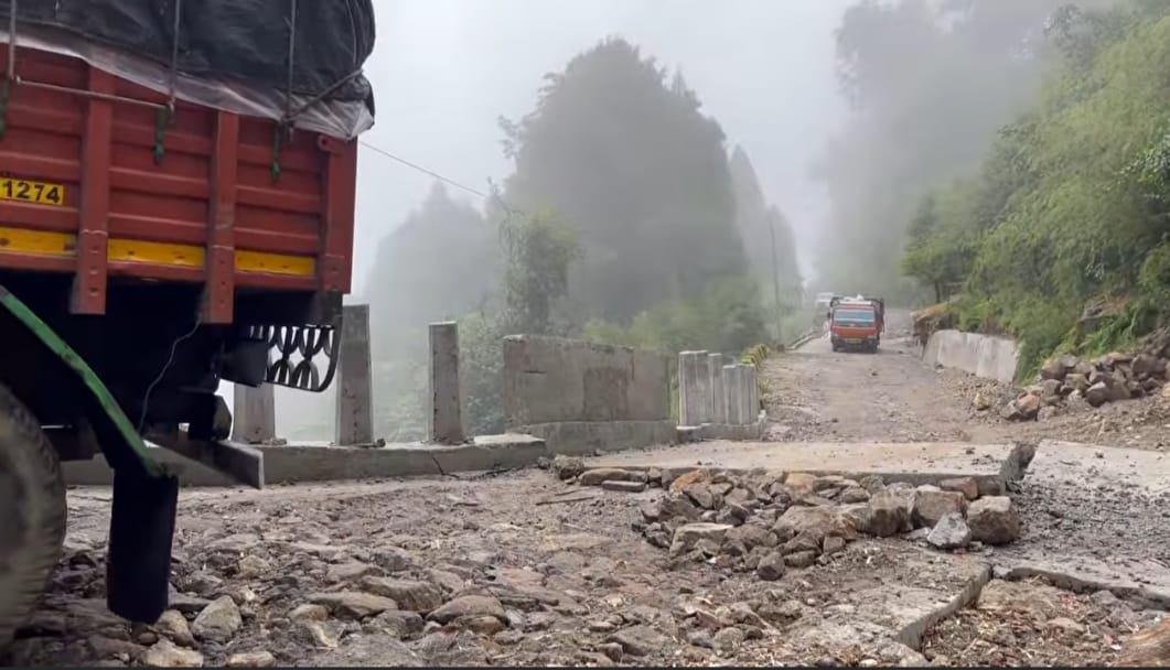 जोखिमले भरिएको धोत्रे बजार नजिकको सडक