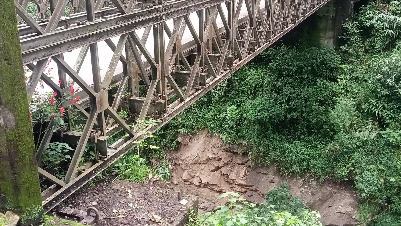 रूङदुङ मुक्ति पुलको जग धस्कियो