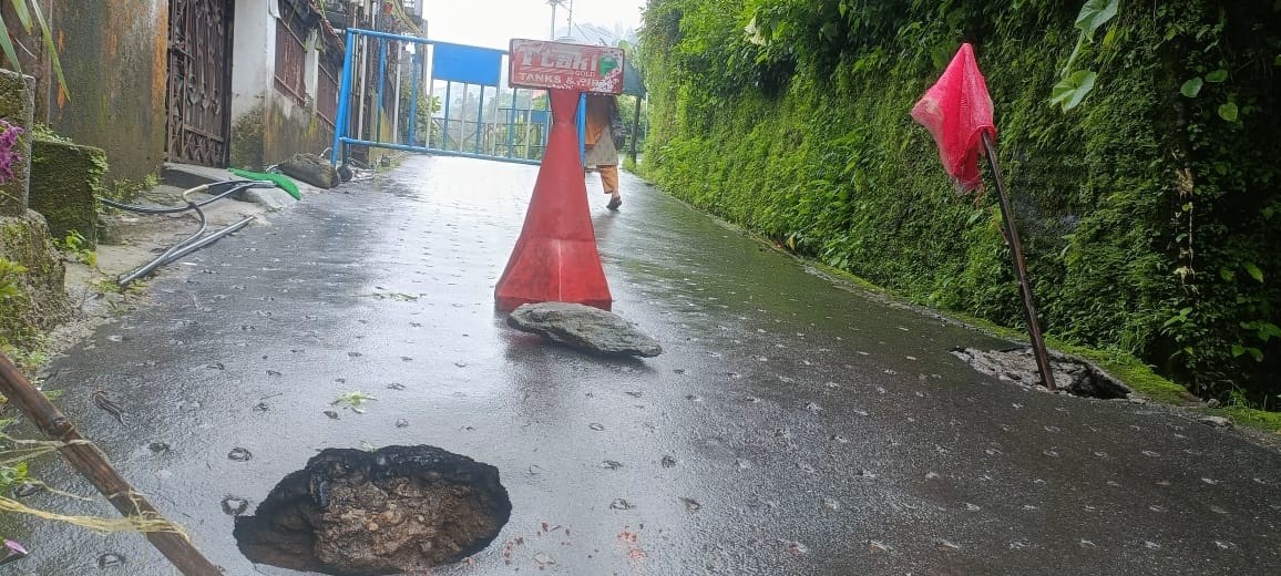 कप्तान सुरज शर्मा पथ सुधपा टोलमा क्षतिग्रस्त