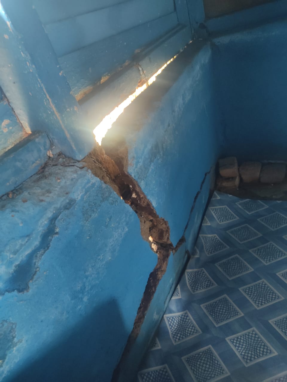 Read more about the article रातभरि परेको पानीले मनोज शर्माको घरलाई धेरै क्षति