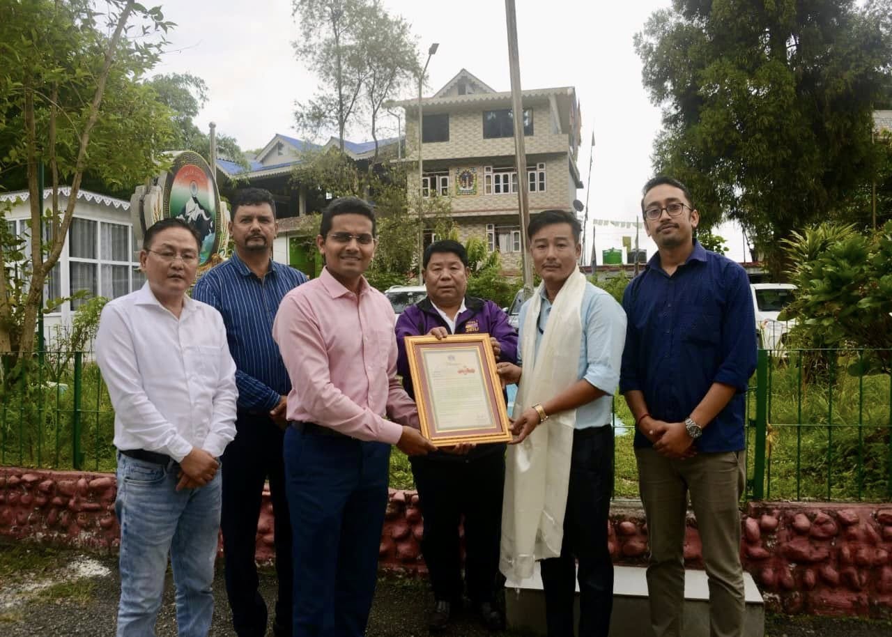 Read more about the article हर घर तिरंगाको सन्दर्भमा छिरिङ टोपडेन भोटिया र लजोंग भोटिया सम्मानित