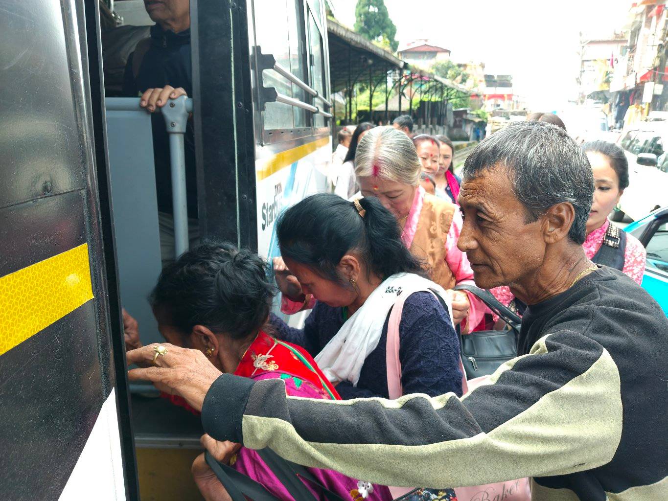 Read more about the article मुण्डाकोठी चिया बगानका श्रद्धालुहरू पाथिभरा मन्दिर प्रस्थान