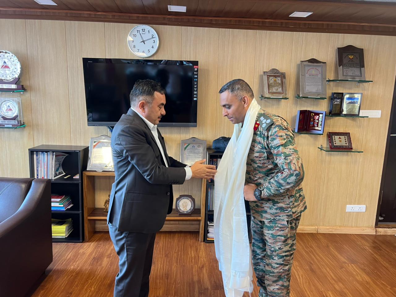 Read more about the article सडक र पूल मन्त्री दाहाल र ब्रिगेडियर अमित साख्रेबीच बैठक