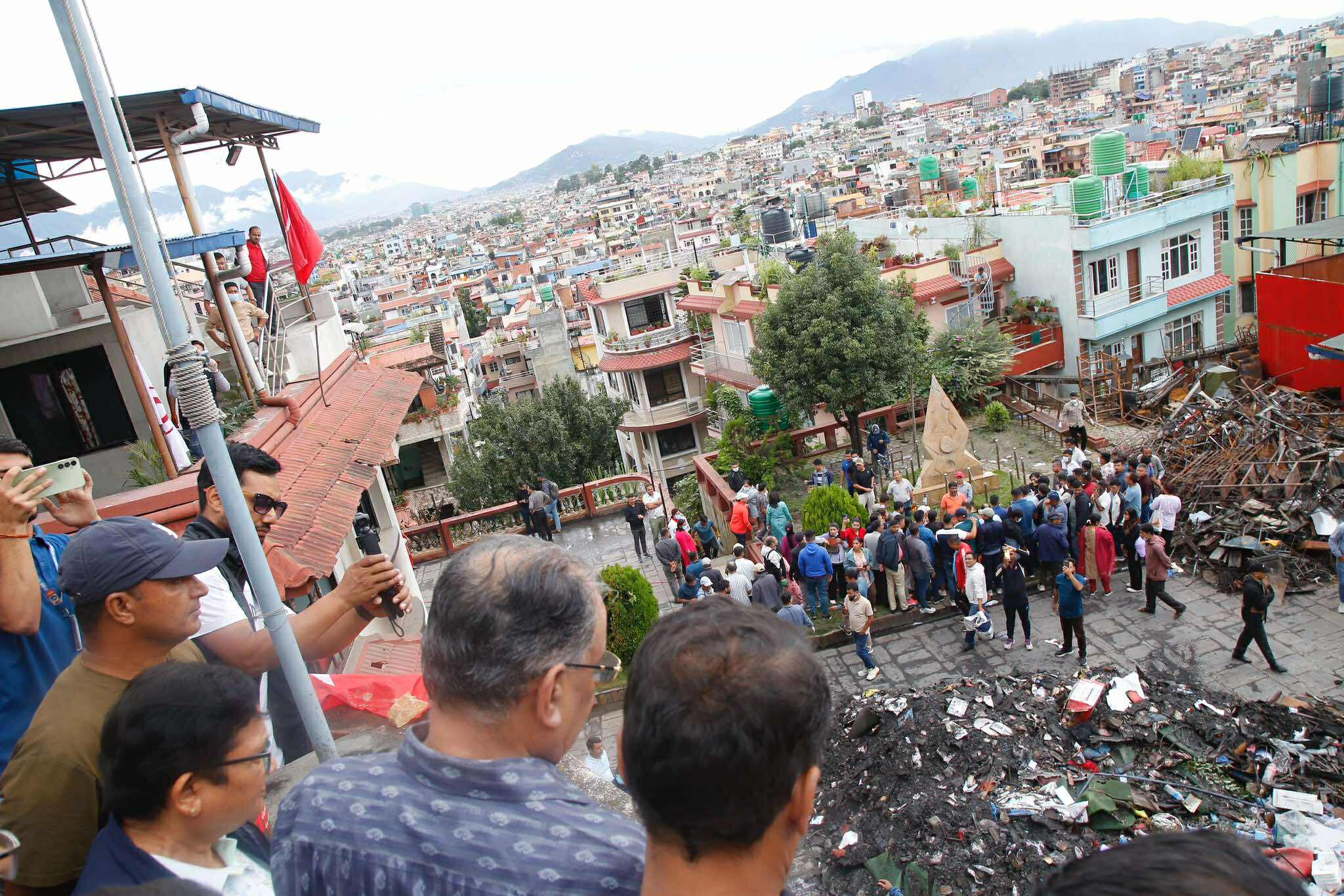 Read more about the article माओवादी कार्यालय डढाइएको खरानी सोहर्न व्यस्त प्रचन्ड