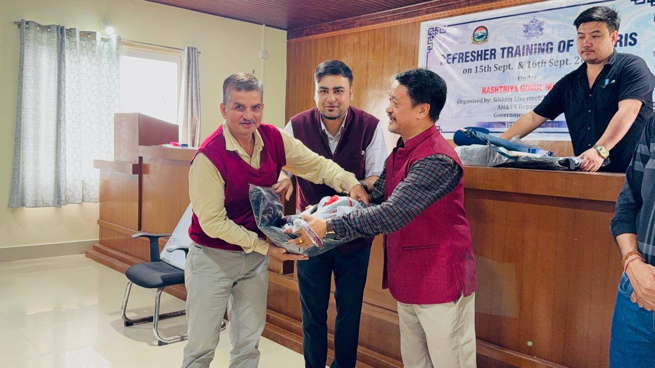 Read more about the article कृत्रिम गर्भाधान कामदारहरूको रिफ्रेशर तालिम कार्यक्रम