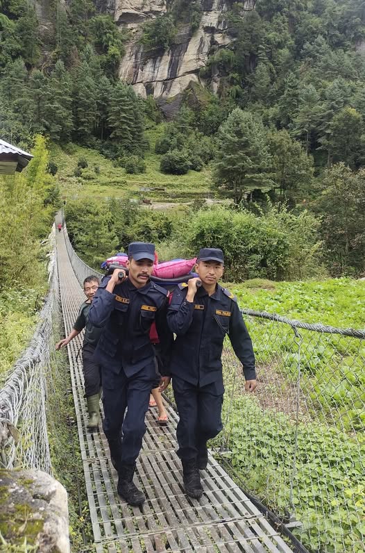 Read more about the article फाकदिङ्ग क्षेत्रमा पुलीसले रोगीलाई बोकेर अस्पताल लाँदै