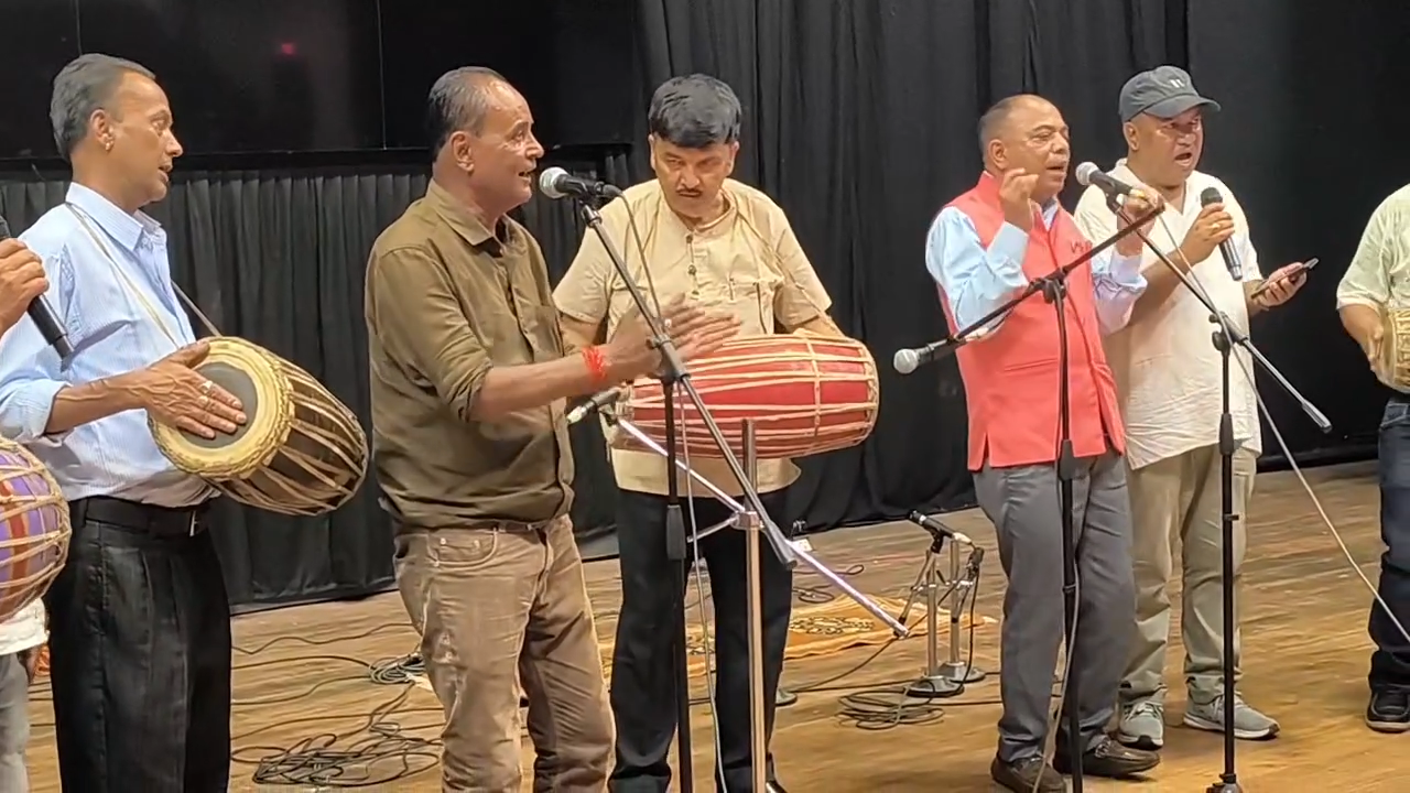 Read more about the article लोकसङ्गीतका कलाकारहरूले बडादशैं महोत्सवका लागि अभ्यास गर्दै
