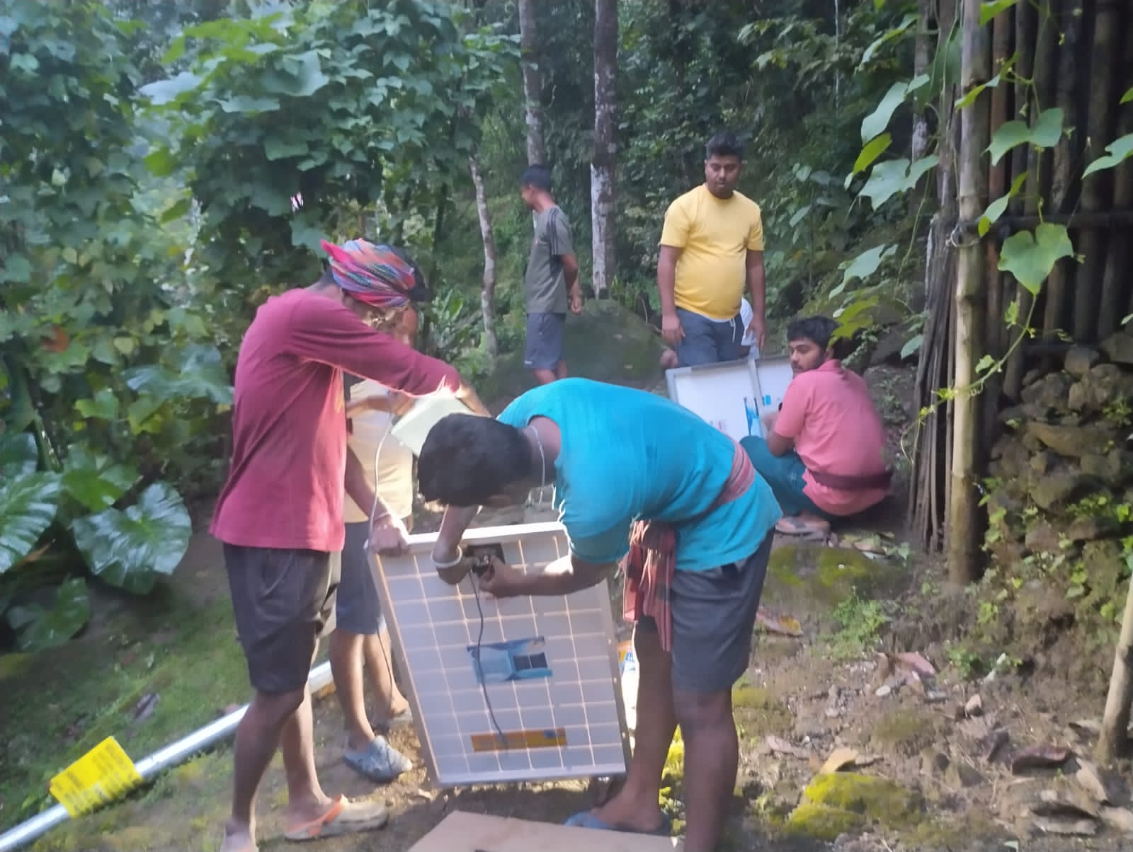 Read more about the article विधायक नीरज जिम्बाद्वारा बदामताममा स्ट्रीट लाइट प्रदान