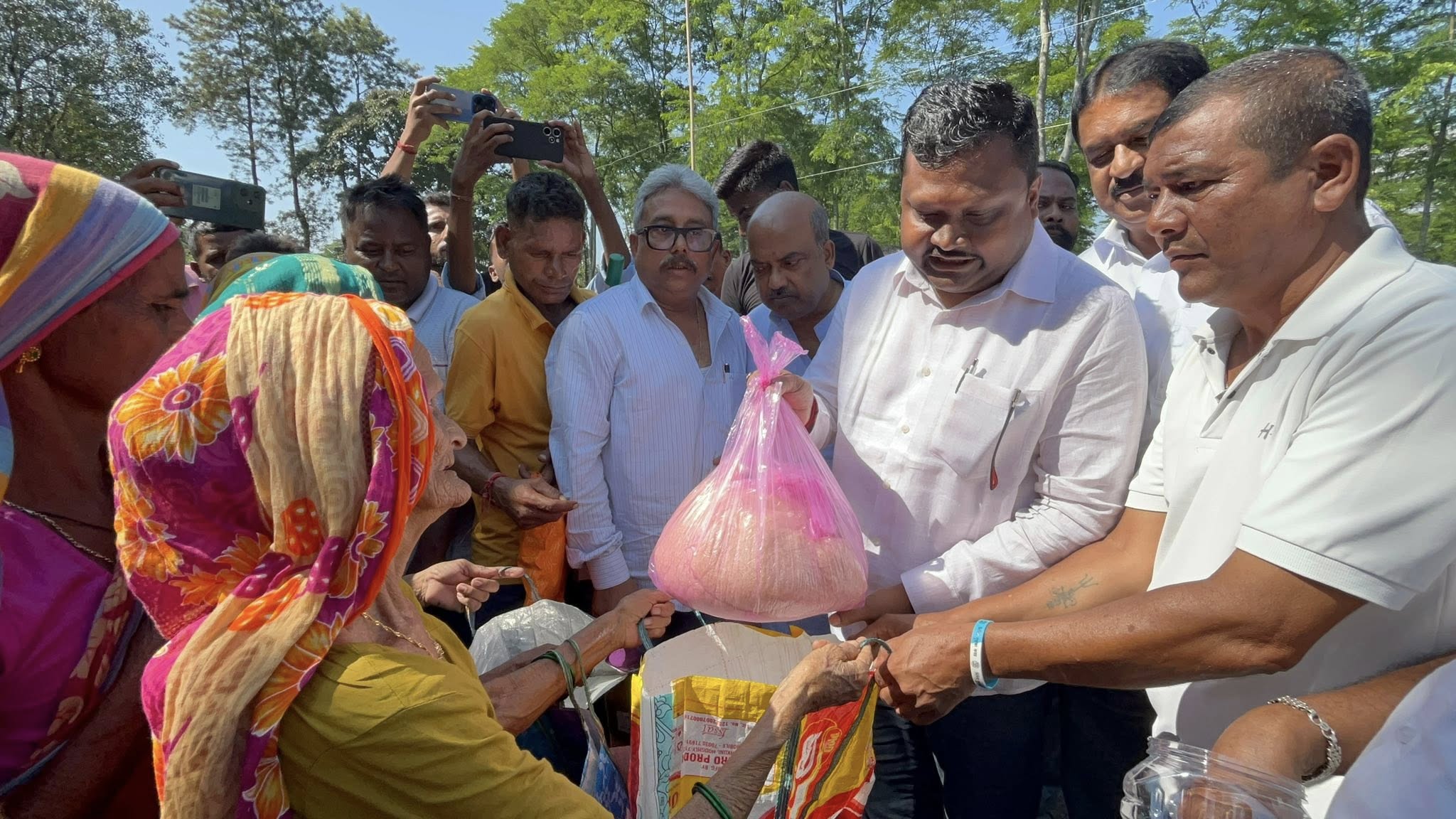 लखीपाडा चिया बगानमा राहत वितरण