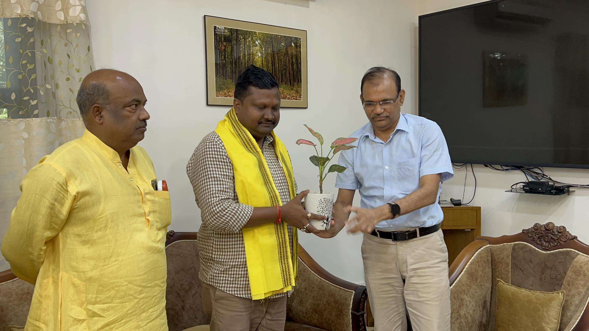 बिरपाडा र कामाख्यागुड़ीमा रेलको ओभरब्रीजको मागमा ज्ञापन
