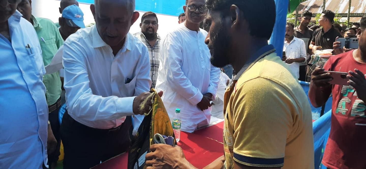 बाढी प्रभावितहरूलाई राहत सामग्री वितरण