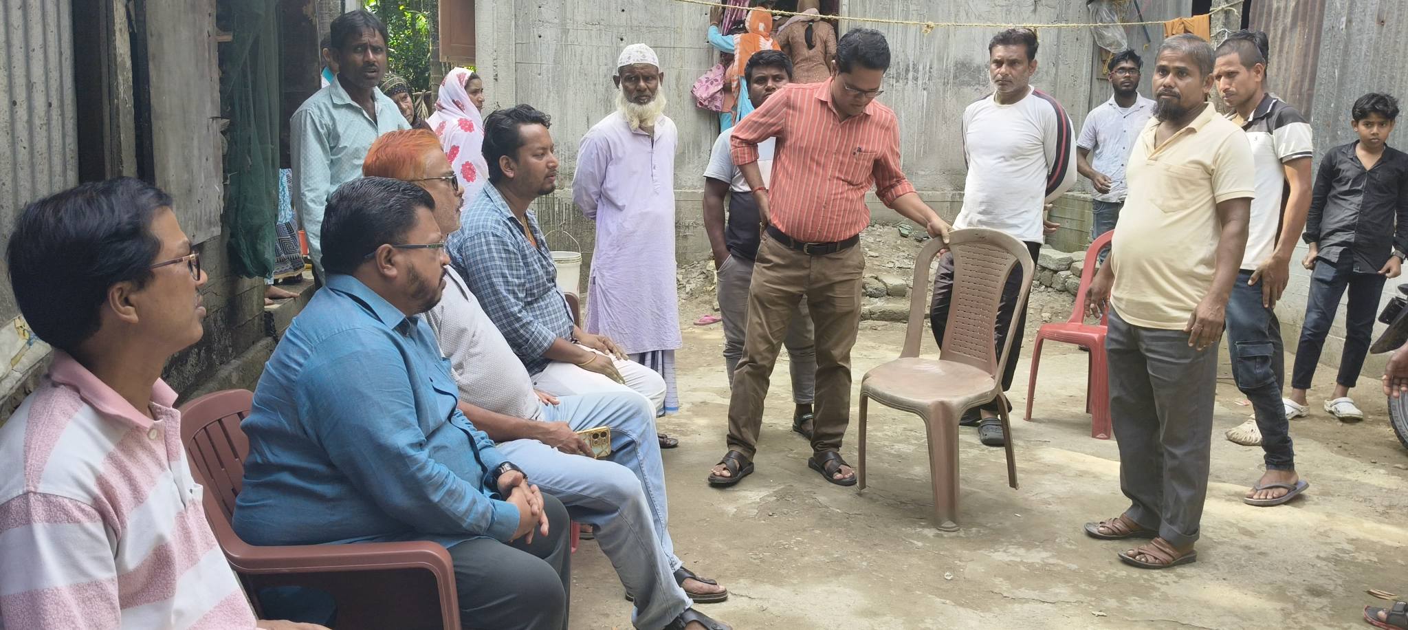 हात्तीको आक्रमणबाट मृत्यु हुने परिवारसङ्ग भेटे टोप्पोले