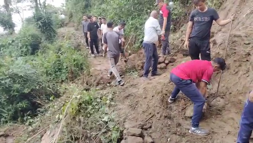 गोथल्स साइडिङ-पगला बुङ बस्तीको बाटो मरम्मत