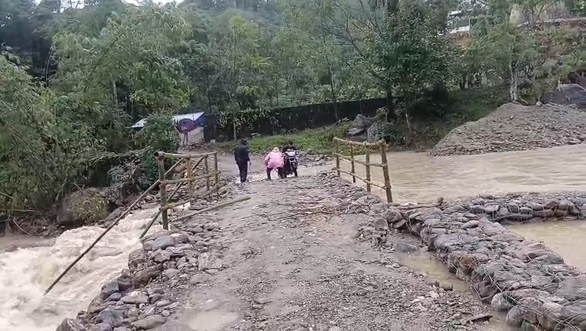 दूधे बालसन खाेलाकाे जलस्तर बढेपछि अस्थायी पूल क्षति हुसक्ने