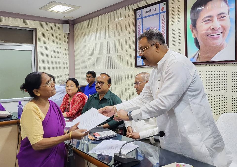 आशा कर्मीहरूको प्रशंसनीय कामको लागि सम्मान प्रदान