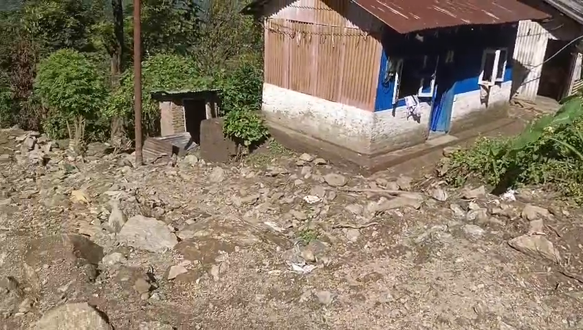 पहिरो पीडित विनय शंकर परिवार अझै छिमेकी घरमा आश्रित