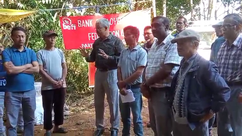 माकपा नेता किस्मत तामाङकाे नेतृत्वमा थर्बुमा राहत सामग्री वितरण